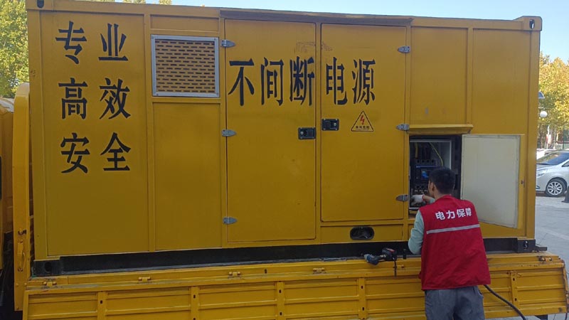 门源柴油发电机组和UPS电源配合使用时，如何避免切换过程中的电力中断？